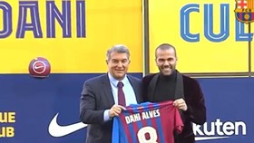 Chủ tịch Laporta giới thiệu Dani Alves trên sân Camp Nou