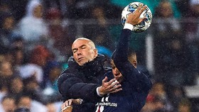 Pha va cham ở đường biên giữa Mbappe và Zidane