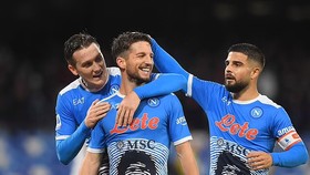 Dries Mertens (giữa) với cú đúp giúp Napoli thắng Lazio 4-0