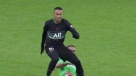 Ca chấn thương đáng tiếc của Neymar khi trẹo mắt cá vì tiếp đất tệ hại