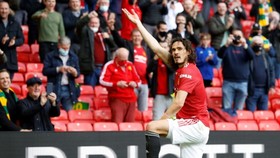 Edinson Cavani ăn mừng bàn thắng ở Old Trafford