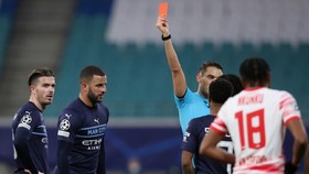 Kyle Walker lãnh thẻ đỏ cuối trận