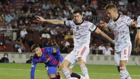 Lewandowski từng khiến Pique vất vả như thế nào