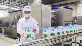 Sản phẩm sữa hạt cao cấp của Vinamilk xuất khẩu đi Trung Quốc có quy cách đóng gói và thiết kế bao bì khác biệt phù hợp với thị hiếu