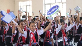 Niềm vui của các em nhỏ khi nhận sữa từ chương trình Quỹ sữa Vươn Cao Việt Nam và Vinamilk