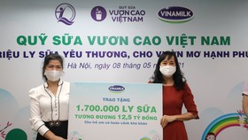 Đại diện Vinamilk trao bảng tượng trưng 1,7 triệu ly sữa của Quỹ sữa Vươn cao Việt Nam cho Đại diện Quỹ bảo trợ trẻ em Việt Nam