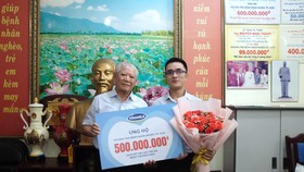 Đại diện Vinamilk ủng hộ 500 triệu đồng cho Hội Bệnh nhân nghèo TPHCM
