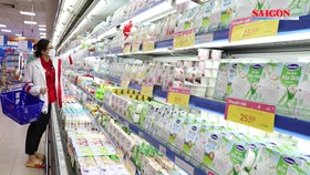 Bình ổn giá sữa để chia sẻ khó khăn với người dân