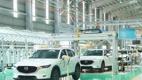 Dây chuyền lắp ráp ôtô du lịch tại nhà máy của Công ty Cổ phần Ôtô Trường Hải (Thaco) trong Khu kinh tế mở Chu Lai, huyện Núi Thành, tỉnh Quảng Nam. (Ảnh: TTXVN)