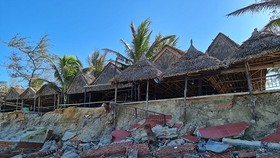 Sóng biển gây xói lở tại chân các nhà hàng khu vực bãi tắm An Bàng - Ảnh: VGP/Thế Phong