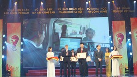Đại diện Agribank lên nhận Giấy chứng nhận và Cup sáng Kiến vì Cộng đồng 2020.