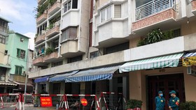 Phong tỏa chung cư Sư Vạn Hạnh quận 5, nơi ở của bệnh nhân 1451 - Ảnh: CHÂU TUẤN