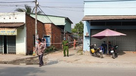 Lực lượng chức năng phong tỏa nơi làm việc của K. trên đường Nguyễn Xiển, phường Long Bình, quận 9, TP.HCM - Ảnh: MINH HÒA
