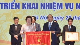 Đại diện SeABank nhận cờ thi đua của Chính phủ