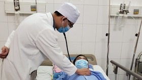 Bác sĩ chăm sóc cho bệnh nhân