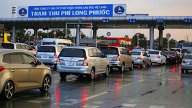 Thu phí tự động không dừng là hình thức thuận tiện, tiết kiệm thời gian hơn, giảm được ùn tắc giao thông và giúp minh bạch các khoản thu của dự án BOT. (Ảnh minh họa/KT).