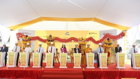 Ông Đỗ Quang Hiển, Chủ tịch HĐQT kiêm Tổng giám đốc Tập đoàn T&T Group và các đại biểu bấm nút khởi công dự án.