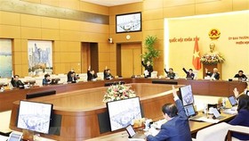 Ủy ban Thường vụ Quốc hội biểu quyết thông qua việc chuyển đổi phương thức đầu tư. (Ảnh: Trọng Đức/TTXVN)