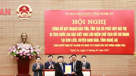 Ông Nguyễn Anh Tuấn, Phó Tổng Giám đốc Tập đoàn T&T Group (bên phải) bàn giao hồ sơ quy hoạch cho ông Bùi Đình Long, Phó Chủ tịch UBND tỉnh Nghệ An.