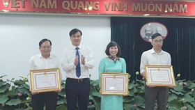 Phó Chủ tịch UBND TP Lê Hòa Bình trao bằng khen cho các cá nhân, tập thể có thành tích xuất sắc.