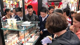 Khách hàng giao dịch vàng miếng. (Ảnh: Đức Duy/Vietnam+)