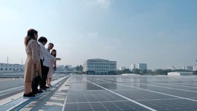 Những tấm pin trên công trình điện mặt trời mái nhà SCSC - CMES công suất 1,1 MWp. (Nguồn: giaoduc.net.vn)