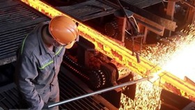 Sản xuất phôi thép tại nhà máy luyện thép. (Ảnh: Quân Trang/TTXVN)