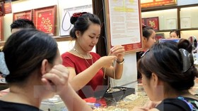 Giao dịch vàng tại doanh nghiệp. (Ảnh: TTXVN)