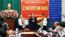 Bí thư Thành ủy TPHCM Nguyễn Văn Nên trao quyết định cán bộ cho tân Bí thư TP Thủ Đức Nguyễn Văn Hiếu và tân Bí thư Quận ủy quận 5 Nguyễn Mạnh Cường. Ảnh: HOÀNG HÙNG