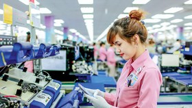 Công nhân làm việc tại Nhà máy Samsung Thái Nguyên. Ảnh: VIẾT CHUNG