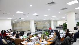 Hoạt động nghiệp vụ kế toán kiểm soát chi tại Kho bạc Nhà nước Hà Nội. (Ảnh: Phạm Hậu/TTXVN)