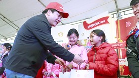 Vietjet mang Tết đến với bà con dân tộc