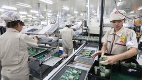 Việt Nam mở cửa nền kinh tế đã thu hút nhiều doanh nghiệp nước ngoài vào đầu tư, phát triển (Trong ảnh: Sản xuất thiết bị điện tử tại Công ty UMC Việt Nam, Hải Dương). Ảnh: QUANG PHÚC