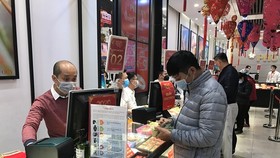Khách hàng giao dịch vàng miếng. (Ảnh: Đức Duy/Vietnam+)