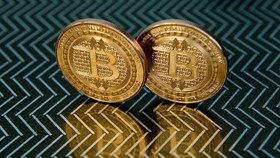 Bitcoin lần đầu vượt mốc 50.000 USD