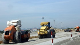 Thi công nền đường trên tuyến cao tốc Cao Bồ-Mai Sơn địa phận Ninh Bình. (Ảnh: Huy Hùng/TTXVN)