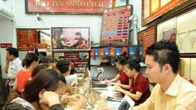 Giao dịch vàng tại Bảo Tín Minh Châu. (Ảnh: PV/Vietnam+)