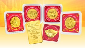 Vàng ép vỉ Kim Ngưu - Linh vật của năm 2021 hay vàng miếng SJC. (Ảnh: Vietnam+)
