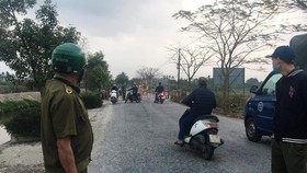 Lực lượng chức năng chốt chặn những ngả đường vào khu vực xã Hoàng Động, huyện Thủy Nguyên - Ảnh: Đài PT-TH Thủy Nguyên