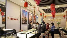 Khách hàng giao dịch vàng miếng. (Ảnh: Minh Sơn/Vietnam+)