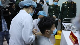 Mũi tiêm vắcxin Nano Covax ngừa COVID-19 đầu tiên trên người tình nguyện tại Việt Nam. (Ảnh: Minh Quyết/TTXVN)