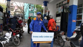Một trong những cửa hàng của Petrolimex chuẩn bị điều chỉnh giá xăng, dầu theo giá niêm yết mới. (Ảnh: Đức Duy/Vietnam+)
