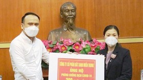 Đại diện Đất Xanh miền Trung trao 300 triệu đồng ủng hộ Quỹ phòng chống dịch Covid-19.