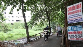 Khu đất làm Công viên Văn hóa-Du lịch thể thao phía Nam đường Tạ Quang Bửu, quận 8 bị bỏ hoang nhiều năm nay. (Ảnh: Trần Xuân Tình/TTXVN)