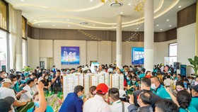 khách hàng tham gia sự kiện khai trương căn hộ mẫu Bien Hoa Universe Complex.