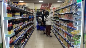 COVID-19 khiến người tiêu dùng trong nước khép “hầu bao”