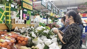 Người dân mua sắm tại hệ thống bán lẻ Saigon Co.op. (Ảnh: Mỹ Phương/TTXVN)