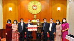 Ông Trần Thanh Mẫn - Ủy viên Bộ Chính trị, Chủ tịch Ủy ban TWMTTQ Việt Nam và Ông Phạm Quốc Thanh - Tổng Giám đốc HDBank tại buổi lễ trao tặng 1,5 tỷ đồng hỗ trợ tỉnh Hải Dương chống dịch Covid-19