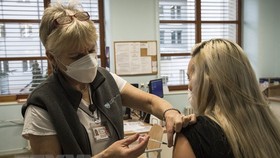 Tiêm vắcxin ngừa COVID-19 cho người dân tại Prague, CH Séc. (Ảnh: AFP/TTXVN)