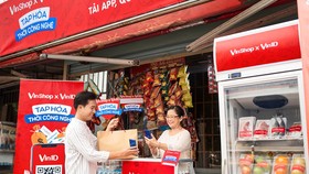 Tặng chủ tạp hoá gói bảo hiểm sức khoẻ trong mùa dịch, VinShop khẳng định mục tiêu gắn bó lâu dài.